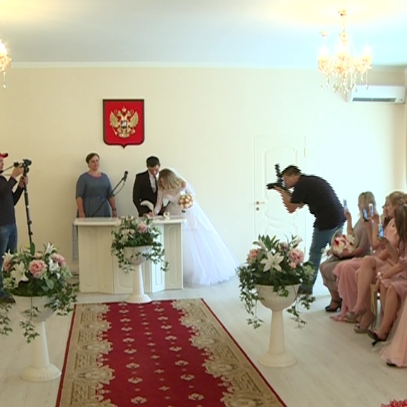 Большинство россиян считают обязательной официальную регистрацию брака