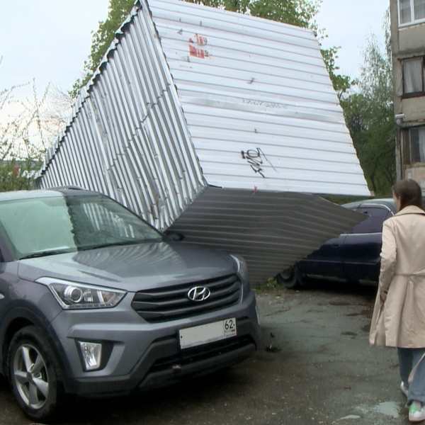 На Костычева сорванное ветром ограждение мусорных баков повредило автомобиль