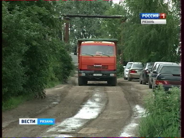 Грузовики разбили дорогу на улице Быстрецкой в Рязани