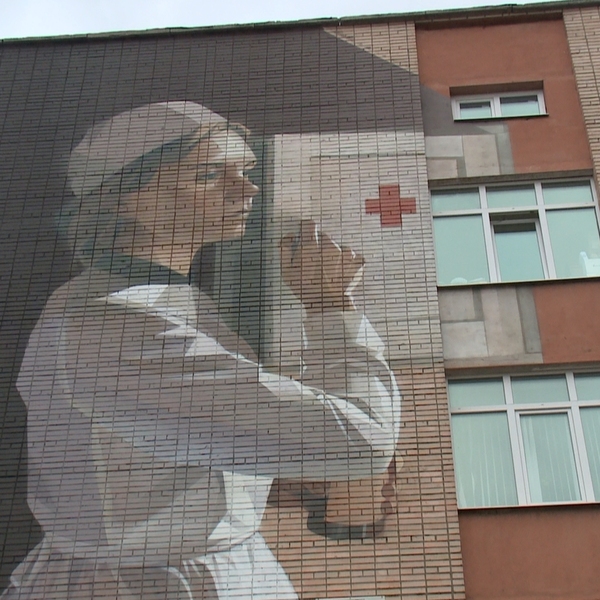 Изображение медсестры размером в пять этажей. На здании медуниверситета появилось граффити