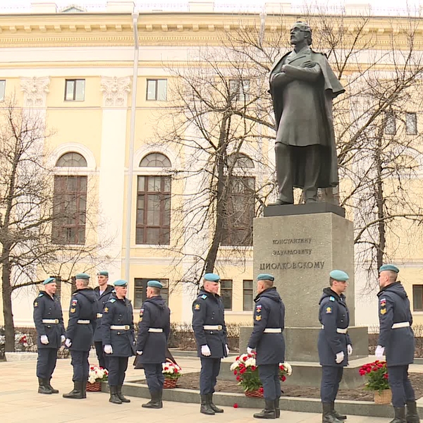 День космонавтики: в Рязани возложили цветы к памятникам К. Циолковскому и В. Уткину