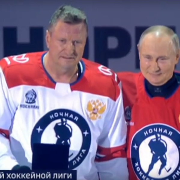 Владимир Путин наградил Олега Смирнова орденом «За верность любительскому хоккею»