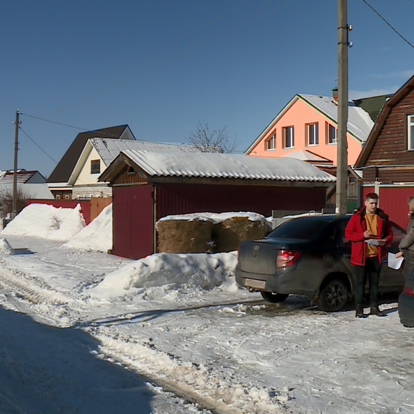 За оставленные автомобили возле дома жители Рязанского района получили уведомления о штрафе