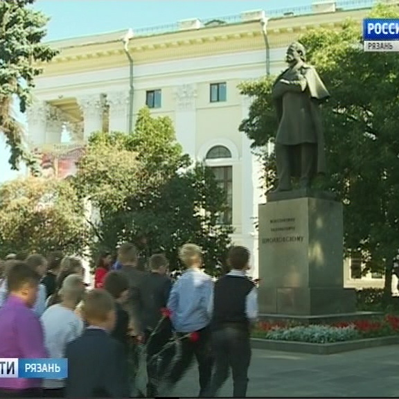 Школьники возложили цветы к памятнику Циолковского