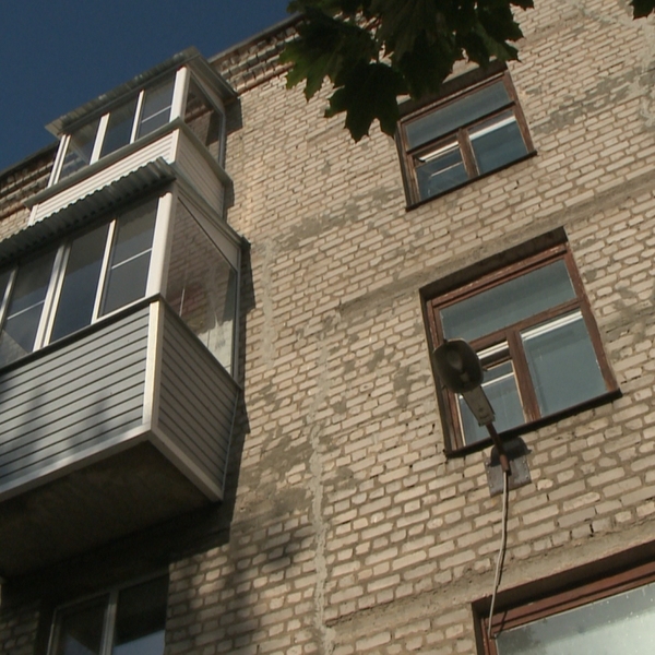 Жители многоэтажки на Октябрьской бьют тревогу из-за трещин на фасаде здания