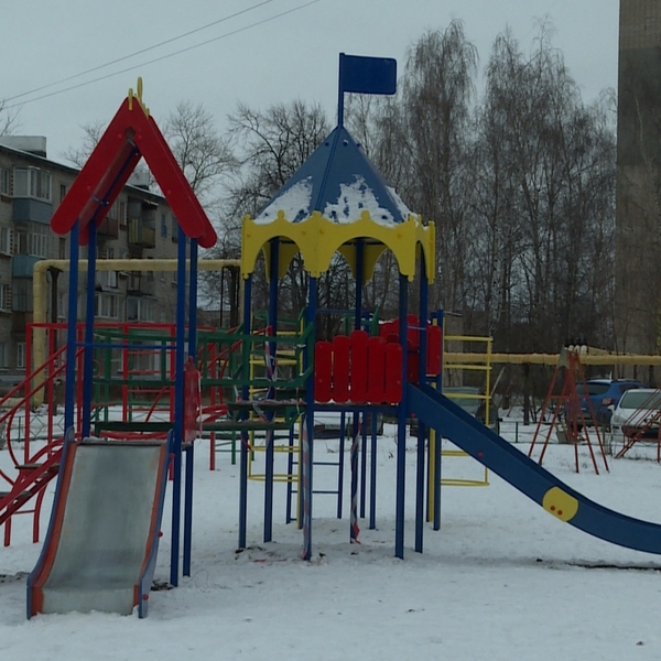 Опасное развлечение. На улице Забайкальской разрушается детская площадка