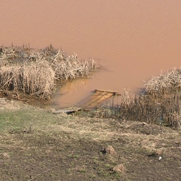 Химики взяли пробы воды из красного озера в Недостоеве