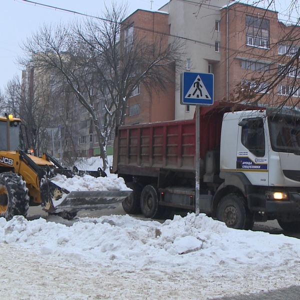 В Рязани припаркованные машины помешали спецтехнике расчистить дорогу от снега