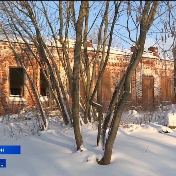 Здание старинной железнодорожной станции в Вышгороде разрушается