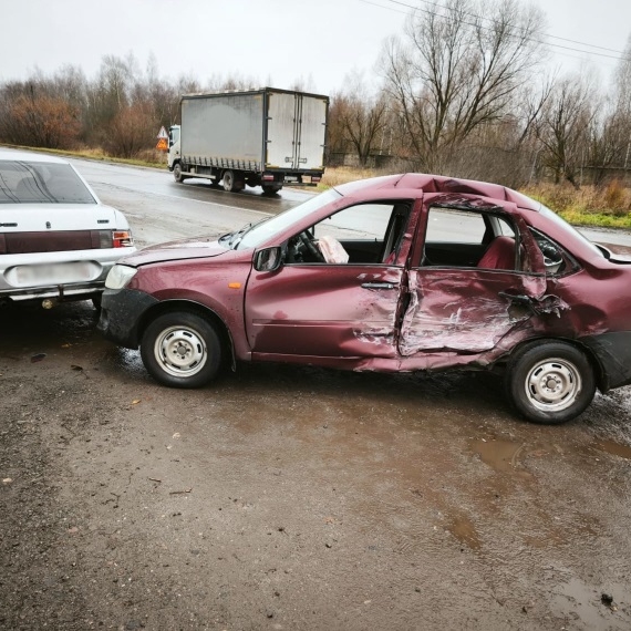 Один человек пострадал в результате столкновения грузовика и легковушки