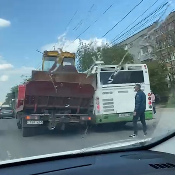 На Касимовском шоссе столкнулись пассажирский автобус и грузовик