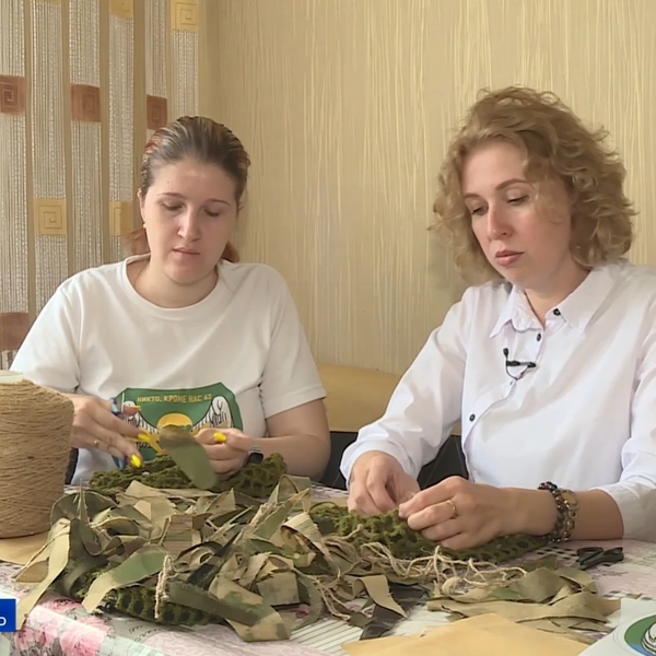 Рязанские волонтеры плетут маскировочные нашлемники для бойцов СВО ...