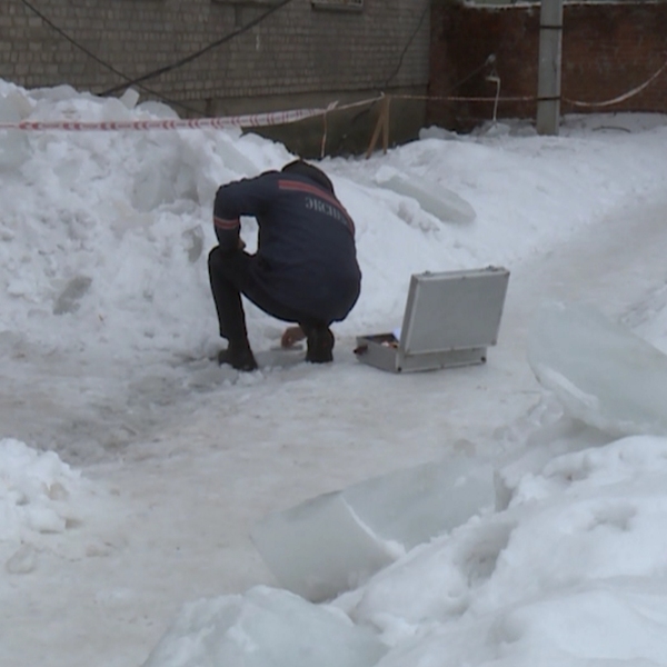 Глыбы льда обрушились на детей. Лед на крыше. Лед на крыше больницы Звенигород. Отогрев льда с крыши картинка прикол. Снег и лёд с крыши рухнули на газовую трубу.