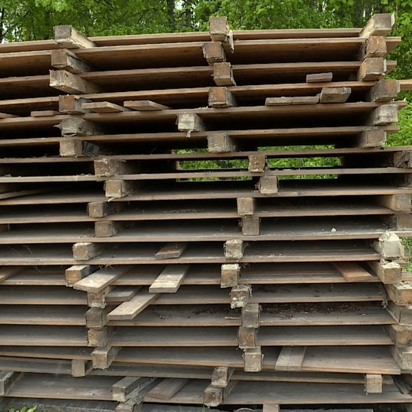 На Ореховом озере ремонтируют деревянные конструкции