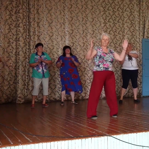 Поют, танцуют, вяжут: пенсионеры из Михайловского района активно проводят время