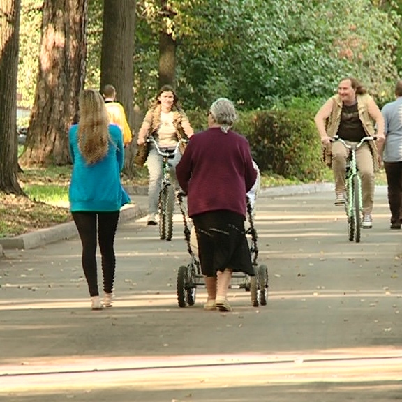 ходьба в лесу. человек идет пешком. прогулки на свежем воздухе. ходьба. мужчина идет по улице.