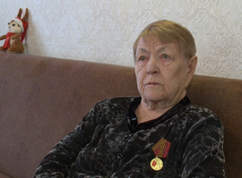 Труженице тыла Зинаиде Антоновой вручили медаль к 80-летию Великой Победы
