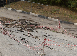 В рязанском дворе образовалась яма на проезжей части