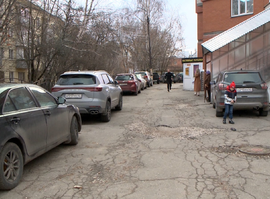 Асфальт во дворе просел после ремонта - утверждают жители дома на улице Татарской