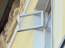 Ждут решения: жители дома на Краснорядской боятся потопа - коммунальщики повредили крышу