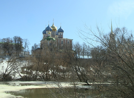Вода подбирается к жилым домам - половодье в регионе продолжается