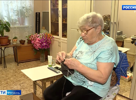 Рязанская пенсионерка вяжет носки для бойцов СВО