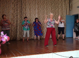 Поют, танцуют, вяжут: пенсионеры из Михайловского района активно проводят время